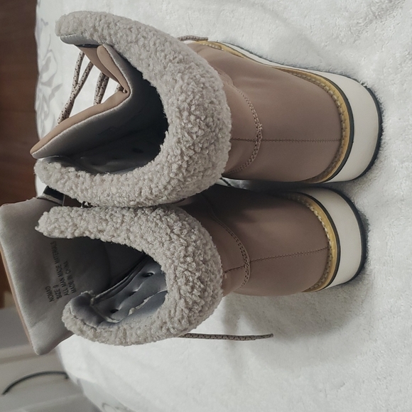 Shoe - Picture 3 of 5